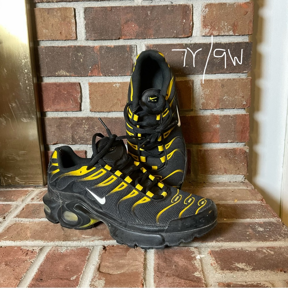 Nike Men’s Black and Yellow Running Sneakers